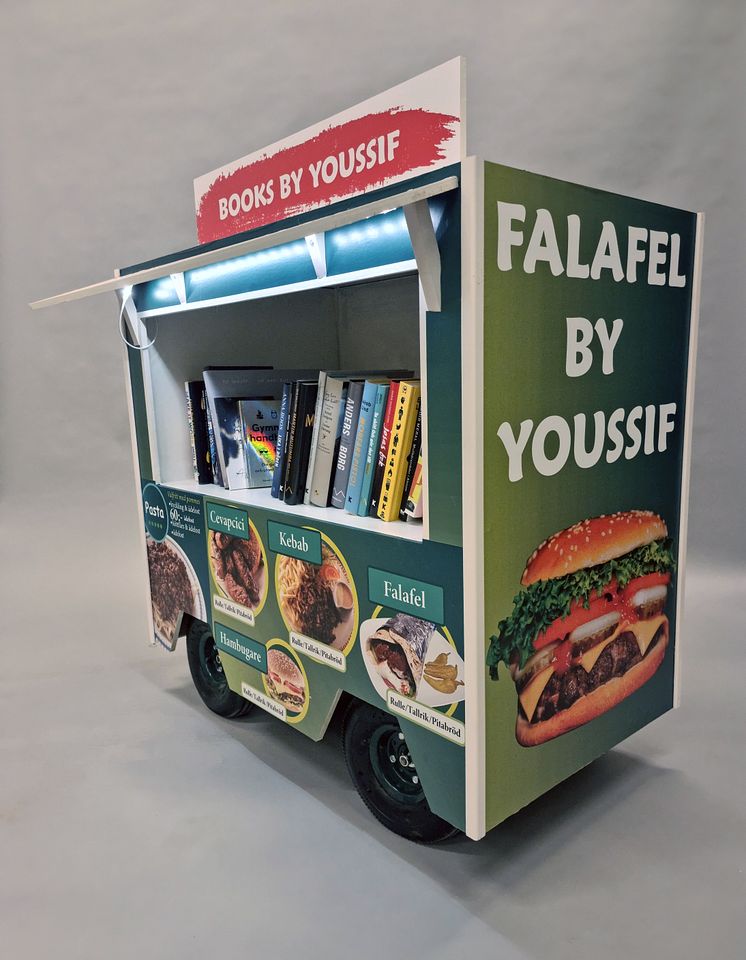 Minibibliotek - Falafel by Youssif med böcker från sidan