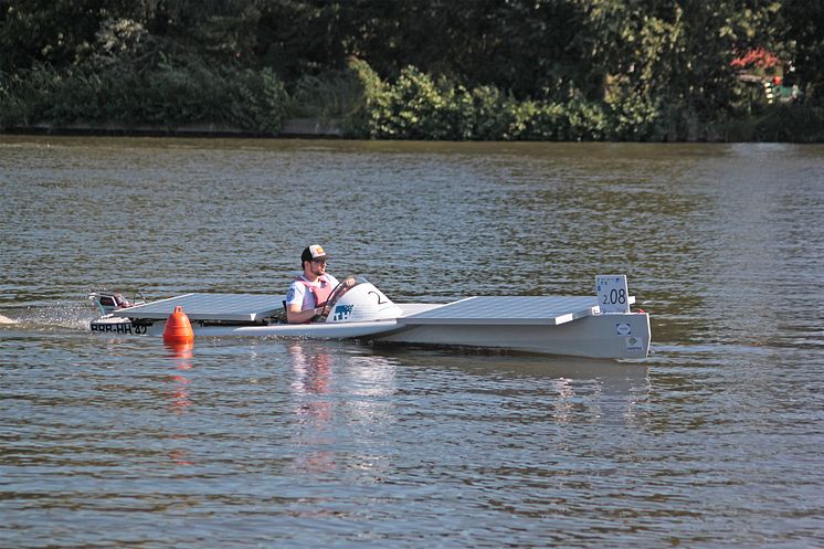 TH Wildau mit Solarboot SUNcaTcHer auf Platz 2 bei der „Haus-Regatta“ auf der Dahme bei Wildau