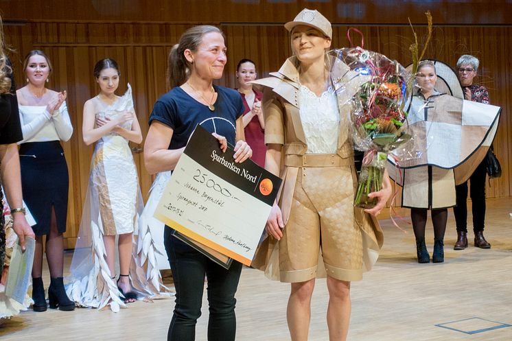 Vinnaren Johanna Borgenstål tillsammans med modellen Klara Degerman.