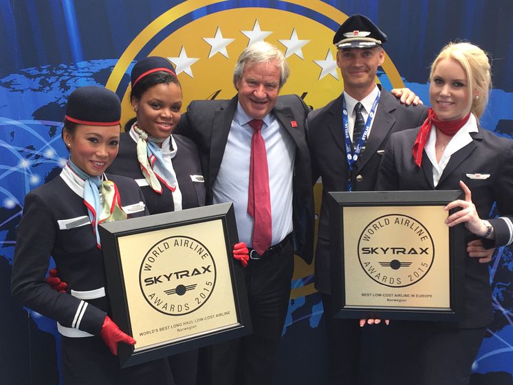 CEO Bjorn Kjos receives SkyTrax Awards at Paris Air Show