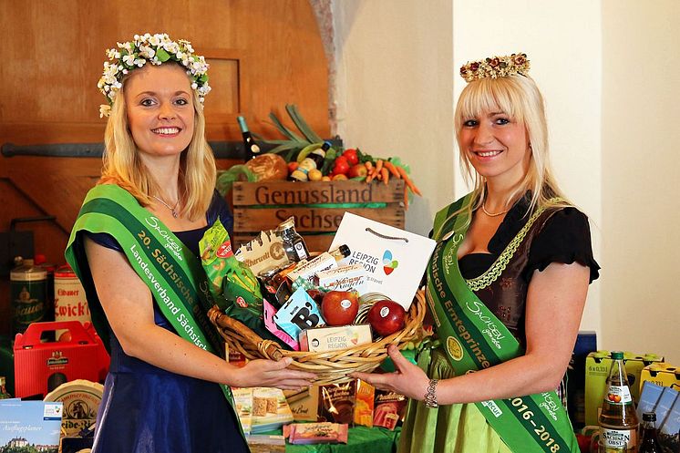 Die Sächsische Blütenkönigin Janett Schnabel und die Sächsische Ernteprinzessin Dominique Hörkner präsentieren Spezialitäten aus der LEIPZIG REGION