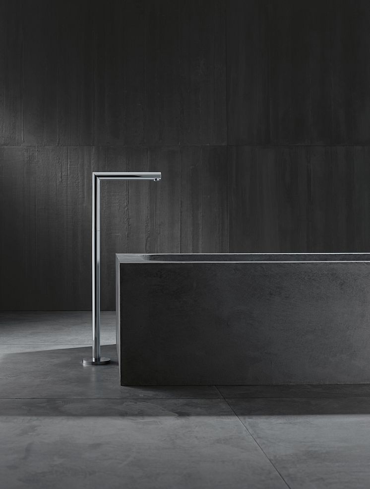 AXOR_Uno_Free-standing_Bathtub_Filler_Chrome