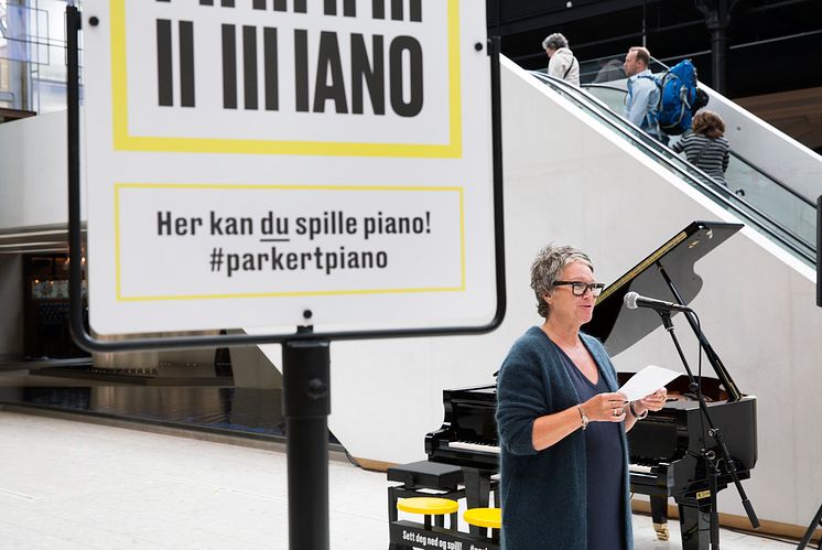 Gavesjef Sissel Karlsen åpner Parkert piano