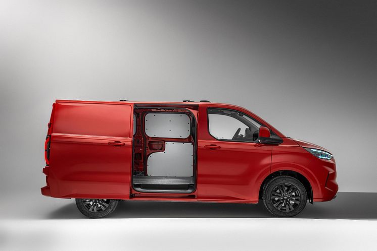 FordTransitCustom_LimitedVan_ArtisanRed_004-LOW