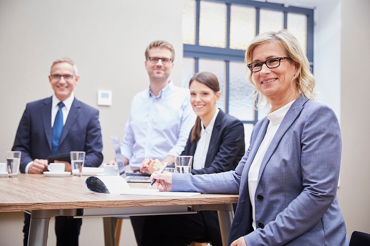 Barbara Höfel (right) in a meeting with employees