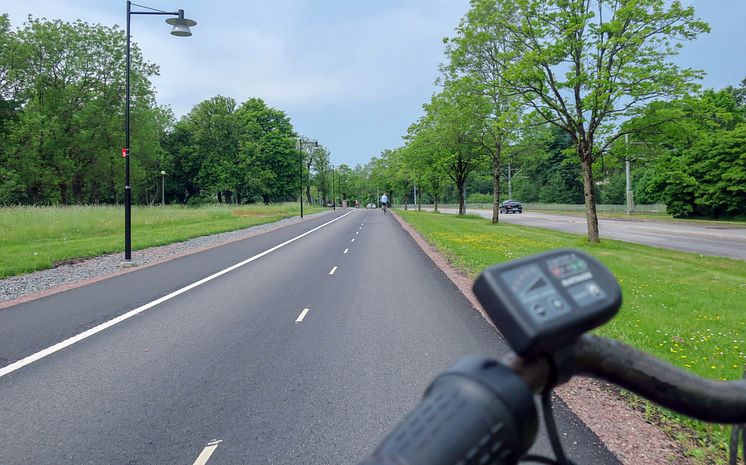 Nybyggd pendlingscykelbana längs Delsjövägen i östra Göteborg Bild Göteborgs Stad.jpg