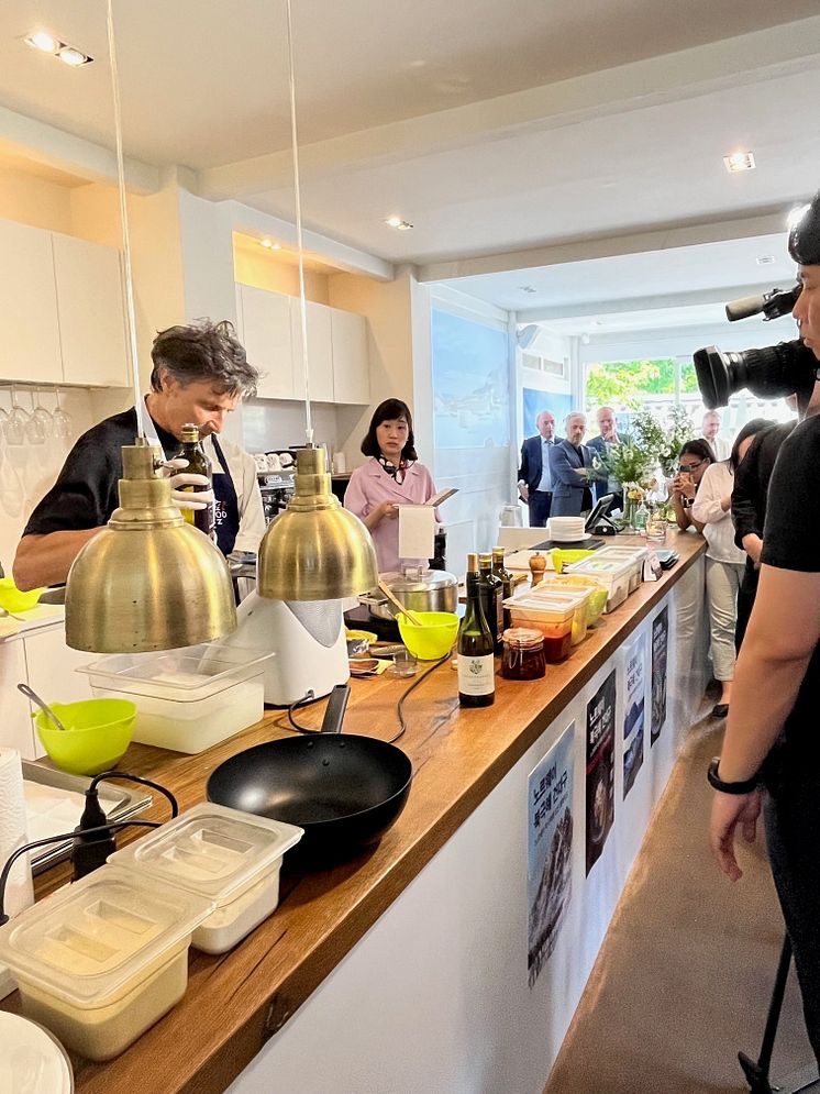 Showcooking av norsk tørrfisk i Seoul