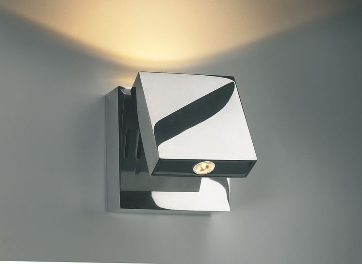 Fox Design presenterar Bruck Scobo Vario, sänglampan som samtidigt är en spegel. Bild 1.