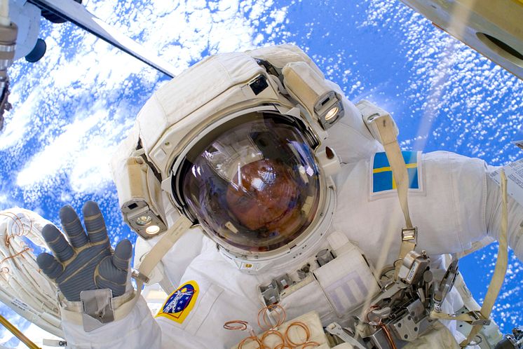 Christer_Fuglesang_participates_in_the_third_STS-128_spacewalk.jpg
