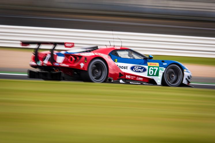 67 Ford GT en route to Silverstone victory