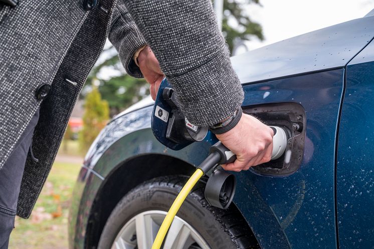Buchholz_Ladevorgang_eines_E-Autos_an_Ladestation