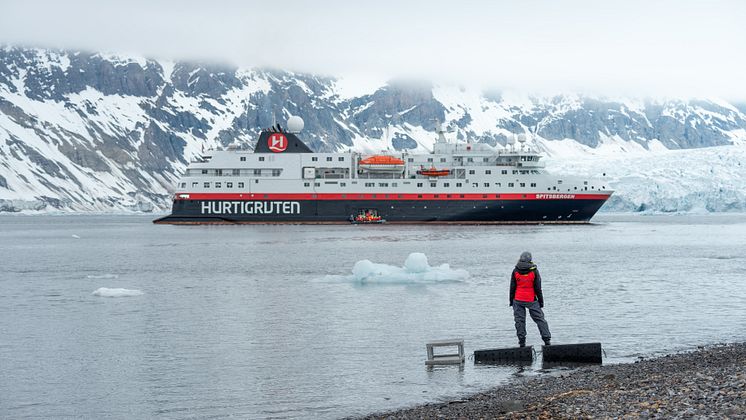 MS-Spitsbergen-i-Burgerbukta-Svalbard-Stefan_Dall_Hurtigruten