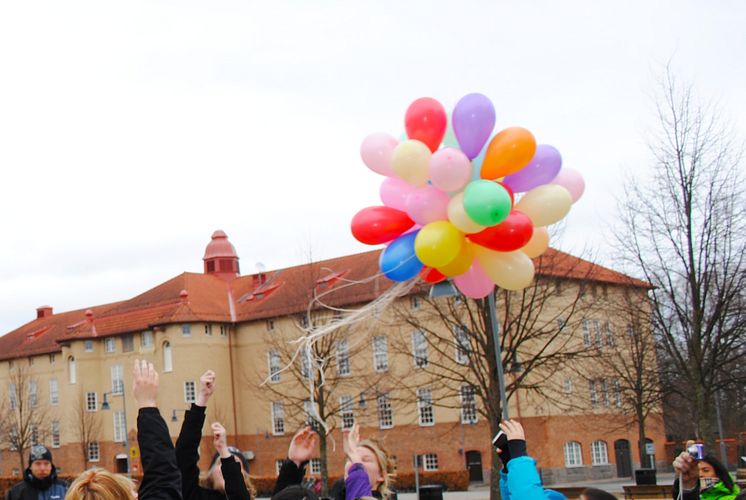 Ballongsläpp med Näktergalen FRI ANVÄNDNING Foto: Emelie Johnsson/Högskolan Kristianstad