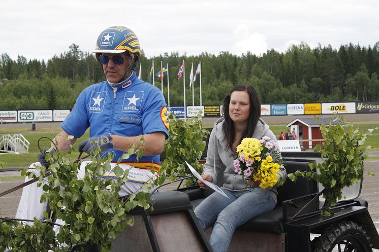 Emelie Mood fick ta emot Järvsöfaks Ungdomsstipendium