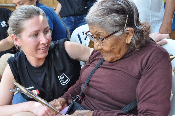 Optikern Evelina Sidenbäck tillsammans med 87 åriga Apolonia som fick hjälp med synundersökning och glasögon. Foto: John J Godoy © 