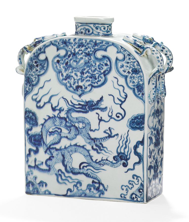 A Chinese porcelain flask.  Estimate: DKK 1-1.5 million / € 135,000-200,000.