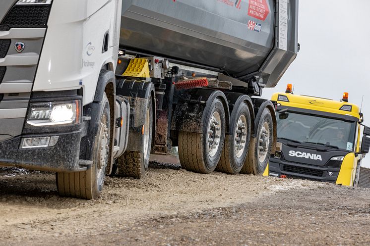 Scania Bau-Lkw mit der Trailerachse SAF TRAK