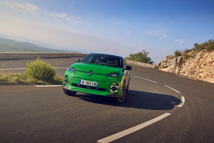 Renault 5 E-Tech electric - techno version - Pop Green!.jpg