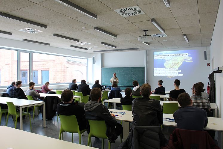 Mehr als 300 Schülerinnen und Schüler beim 6. Fachtag Informatik am 24. Januar 2017 an der Technischen Hochschule Wildau