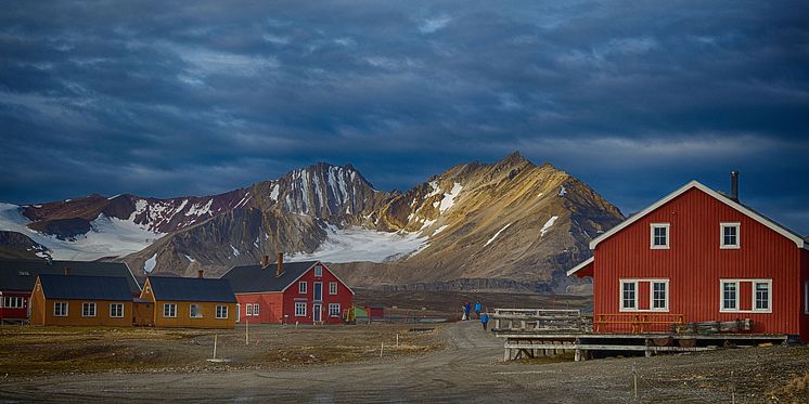 Complete-Spitsbergen-Expedition_Illustration-Photo_New-Alesund©Dominic-Barrington