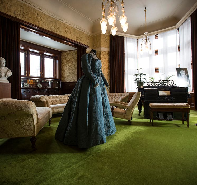 En av klänningarna som visas i slottets salong, foto Will Rose.
