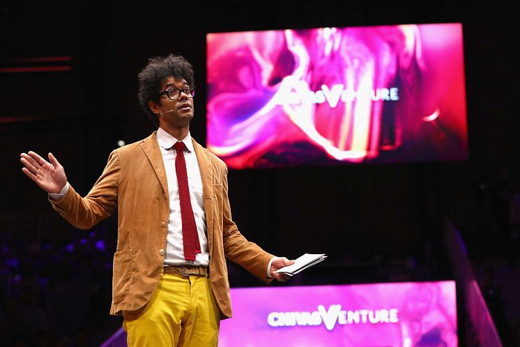 Auf der Bühne der TNW Conference präsentierte Richard Ayoade – BAFTA Award-Gewinner, Schriftsteller, Fernsehmoderator, Regisseur und IT Crowd-Star – die besten fünf Jungunternehmen des Wettbewerbs. 