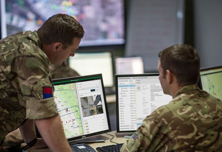 IMG1012_01_UK_Commanders-looking-at-Insight-on-screen