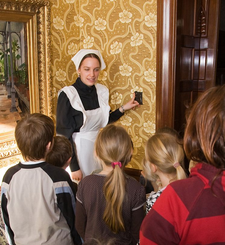 Kammarjungfrun Ottilia visar runt barnen på slottet foto Thomas Carlén
