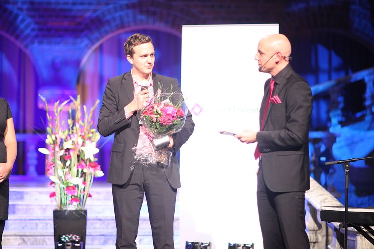 Vinnare av Årets Unga Entreprenör tar emot priset