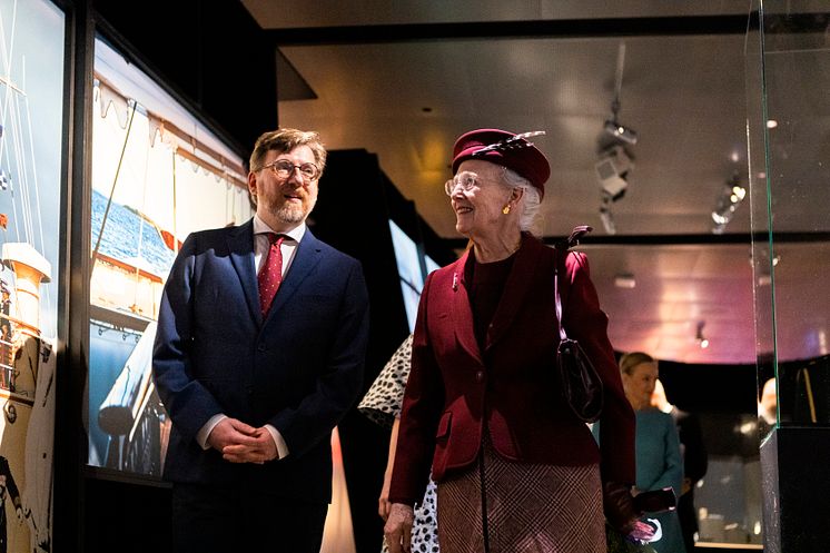 H.M. Dronningen og museumsinspektør Benjamin Asmussen_