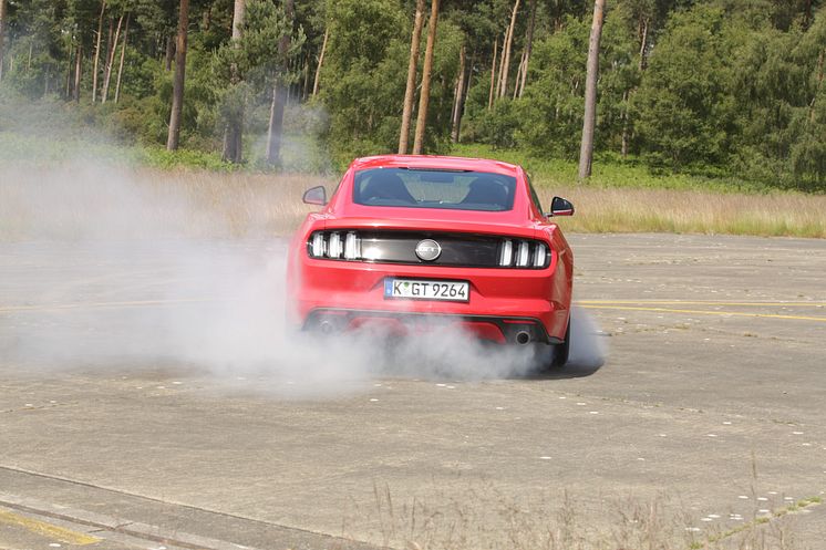 Egy új filmjében Ben Collins, a korábbi ‘Stig’ a Ford Mustangot nevezte a legjobb kaszkadőrautónak; Európában 10.000 Mustang talált gazdára