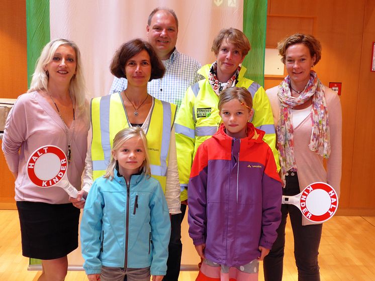 Voll ausgestattet mit Schutzkleidung und Kellen: Jede Kommune des Landkreises Starnberg erhielt ein Sicherheitspaket des Bayernwerks für ihre Schulweghelfer.