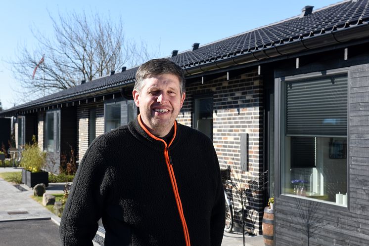 Karsten Vestergaard fra Entreprenørfirmaet Vestergaard Nielsen A/S har anvendt genbrugsmaterialer til at opføre 23 nye boliger. De kvartrunde tagrender fra Lindab fuldender det arkitektoniske udtryk.
