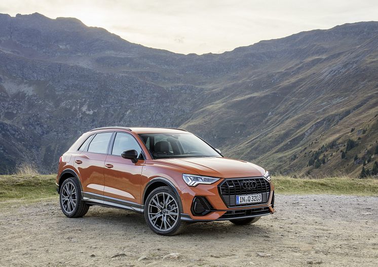 Audi Q3 (pulsorange) statisk forfra