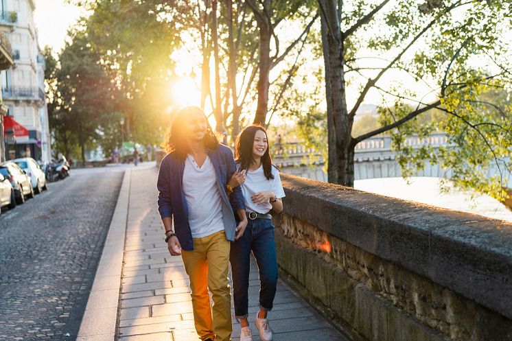 DEST_FRANCE_PARIS_PEOPLE_COUPLE_MAN_WOMAN_WALKING_ALONG_SEINE_SUNSET_GettyImages-1042696086 copy_Universal_Within usage period_99260.jpg