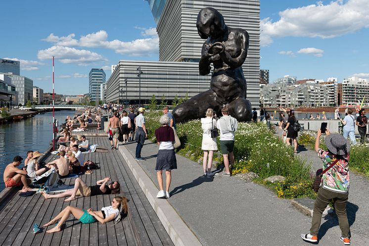 Folkeliv ved Tracey Emins «Moren» på Inger Munchs brygge