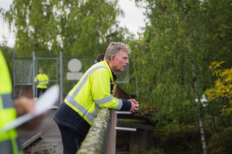 Trond Taugbøl i Hafslund Eco speider etter surrogatfisker