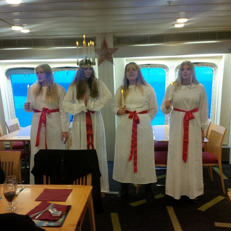 Der schwedische Kungsbacka Lucia-Chor bei Scandlines