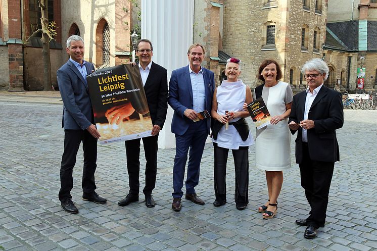 Bernhard Stief, Volker Bremer, Burkhard Jung, Victoria Coeln, Marit Schulz und Michael Kölsch (v.l.) präsentieren das Programm zum Jubiläum „30 Jahre Friedliche Revolution“ - Foto: Andreas Schmidt