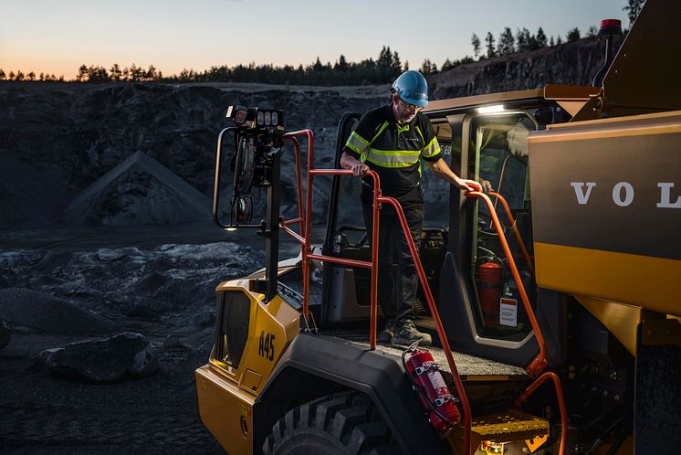 Belyst insteg på Volvos nya dumperserie