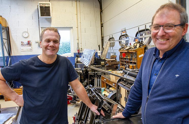 Godt humør hos de to som utgjør eierne, styret og ledelsen i Møklegård Printshop. Richard og Morten har jobbet sammen siden "nitten hundre og pil og bue", som de sier selv. Og faktisk er også maskinparken i bakgrunnen i bruk oftere enn du tror.