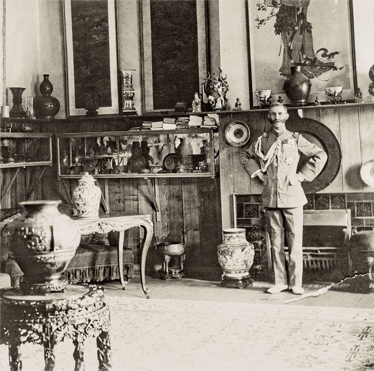 Munthe i sitt hjem i Beijing, ca. 1905. Kodes samling.