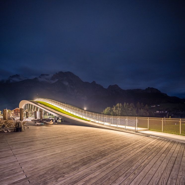 Wellness Terrasse mit Holz: „ATMOSPHERE by Krallerhof