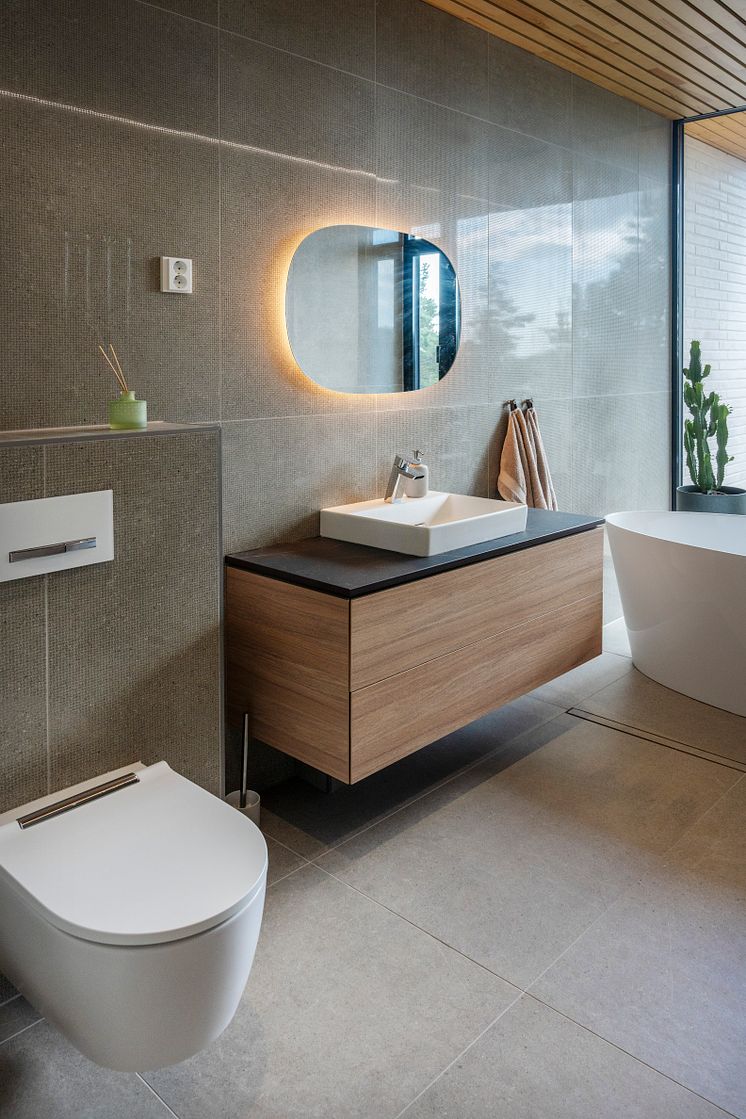 Geberit ONE -kylpyhuonekaluste mustalla kivitasolla, Option Oval -peili, iCon wc-istuin.jpg