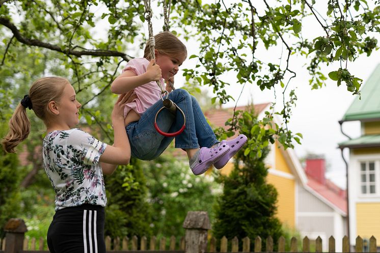 Lapset leikkivät pihalla Sydänliitto Neuvokas perhe.jpg