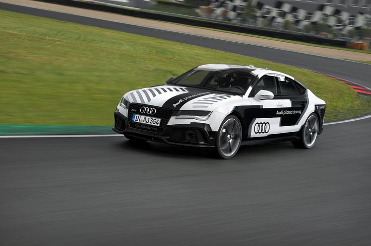 RS7 piloted driving car front side