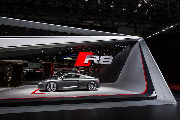 The new Audi R8 V10 on the Geneva Motorshow 2015 (side)