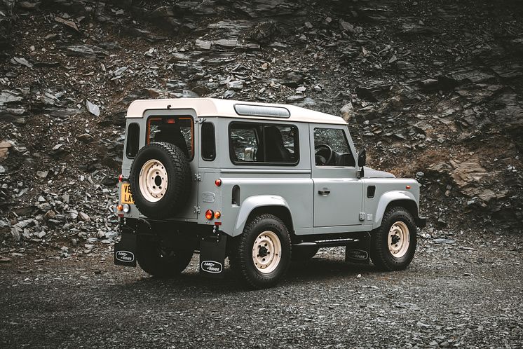 LAND ROVER CLASSIC DEFENDER WORKS V8 ISLAY EDITION 19