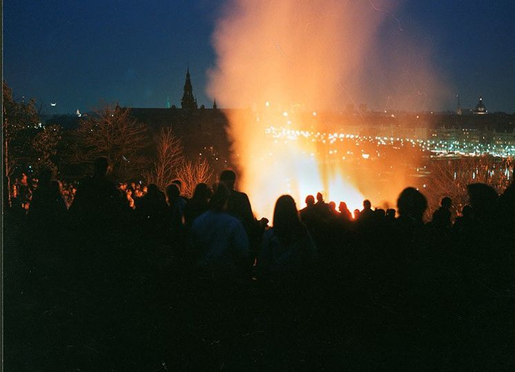 Valborgsmässobål med Nordiska museet i bakgrunden. Foto KW Gullers, Nordiska museet.