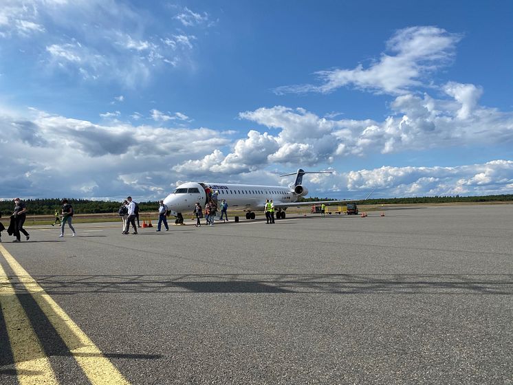 Ankommande tyska charterturister kliver av flygplanet i Jönköping